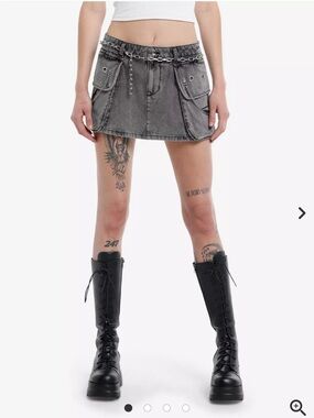 Hot topic, denim skirt